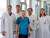 Dr. Johannink (UKT), PD Dr. Herath, Prof. Küper, Prof. Histing (BG Klinik Tübingen) mit dem Patienten bereits wenige Tage nach der innovativen, erfolgreich durchgeführten Roboter-Operation.