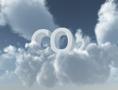 Bild von Wolken, auf denen mit weißer Aufschrift CO2 steht.