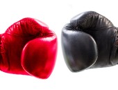 Bild von einem roten und einem schwarzen Boxhandschuh.
