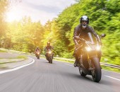 Bild von mehreren Motorrädern auf einer Landstraße.