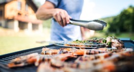 Person am Grill.
