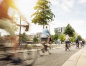 Gruppe von Fahrrädern auf einem Radweg