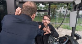 Bild eines Autofahrers, der wütend in seinem Auto sitzt. Mit einer Hand hält er das Lenkrad, mit der anderen Hand gestikuliert er.