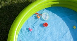 Bild eines Gartenpools mit grünem Rand.