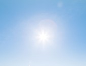 Bild: Blauer Himmel, Sonnenschein, Symbol für UV-Strahlung