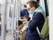 Foto: Mann mit Mund-Nase-Bedeckung in der S-Bahn