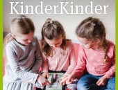 Foto: drei Kleinkinder beugen sich über ein Tablet