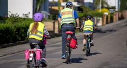 Bild von drei Personen auf Fahrrädern.