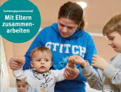 Foto: Titelseite der KinderKinder, zwei Kinder mit Erzieherin