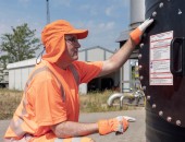 Foto: Arbeitnehmer liest die Betriensanweisung an einer Maschine