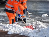 Foto: Winterdienst in Warnkleidung mit reflektierenden Elementen