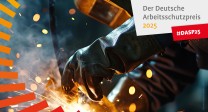 Bild: Keyvisual des Deutschen Arbeitsschutzpreises 2025: Jemand schweißt, Funken sprühen