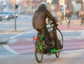 Foto: ein Lastenrad wird mit Helm gefahren