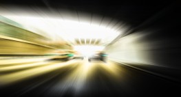 Verschwommenes Bild einer Verkehrssituation.