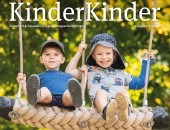 Foto: zwei Kinder mit Kopfbedeckung auf einer Schaukel