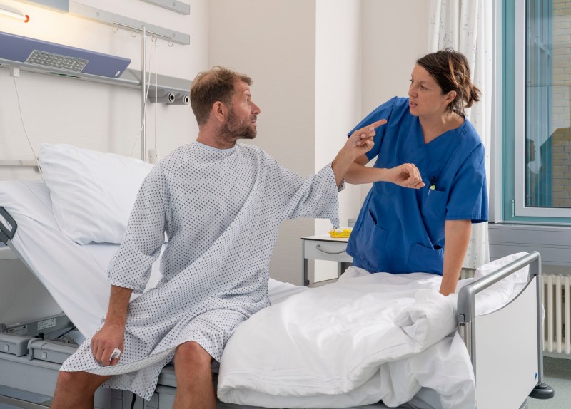 Verbale Gewalt hat nahezu jede und jeder Pflegende schon erlebt. Doch auch körperliche und sexuelle Gewalt sind keine Seltenheit.