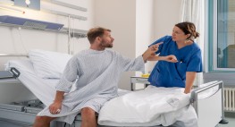 Bild: ein Patient im Krankenhaus beschimpft eine Pflegekraft