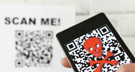 Bild: jemand scant einen betrügerischen QR-Code mit dem Smartphone