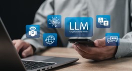 Foto: ein Mann arbeitet am Laptop und Smartphone mit KI-Anwendungen