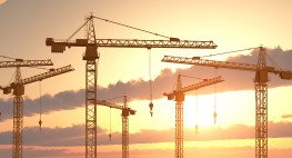 Bild: mehrere Krane auf einer Baustelle