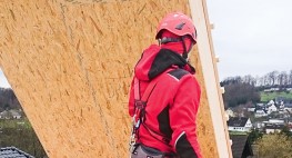 Bild: ein Bauarbeiter führt eine Kranlast 