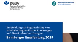 Titelblatt Bamberger Empfehlung 2025: Hautuntersuchung auf Hautkrebs, Nahaufnahme eines Gesichts, dass sich über ein Dermatoskop beugt, dass auf einem Arm aufliegt.nahe an einem 