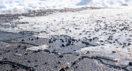 Foto: ein Fußweg, der mit Eis und Rollsplitt bedeckt ist