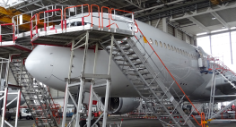 Foto: Ein Flugzeug bei Reparaturarbeiten in einem Hangar