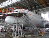Foto: Ein Flugzeug bei Reparaturarbeiten in einem Hangar
