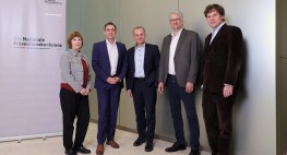 Foto: Gruppenbild v.l.n.r. Brigitte Groß, DVR; Oliver Blatt, GKV-Spitzenverband; Dr. Stephan Fasshauer, DGUV; Jörg Heinel (SVLFG); Dr. Timm Genett, PKV-Verband