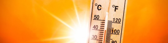 Alternativtext: Strahlender roter Himmel mit Sonne hinter einem Thermometer, welches 40 Grad Celsius anzeigt 
