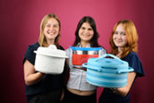 Zoé Leider, Agnesa Berisha, Enie Knospe, Preisträger Projekt MEHR SICHERHEIT IN DER KÜCHE - Bessere Arbeitssicherheit und Ergonomie in der Gastronomie durch innovatives Kochgeschirr