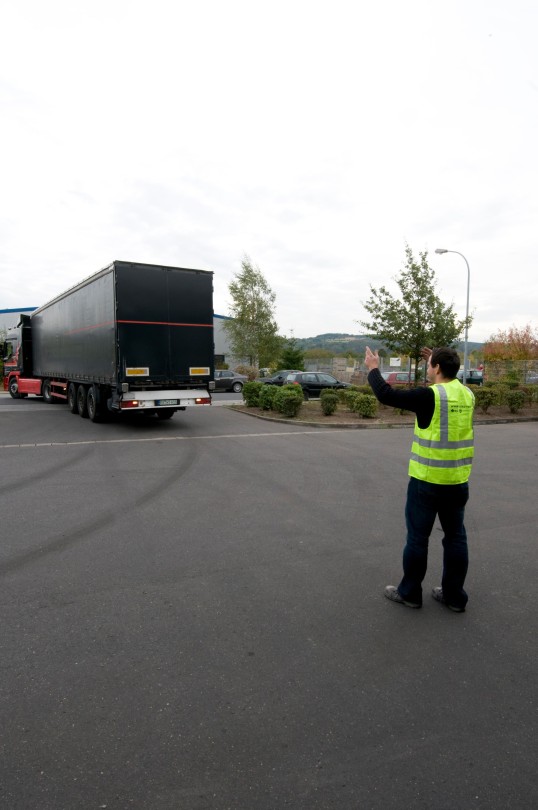 ein Lkw beim Rückwärtsfahren