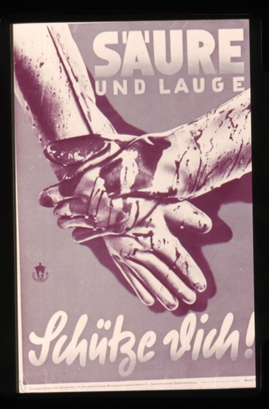 Plakat mit behandschuhten Händen