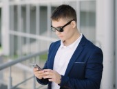 Junger Mann mit Sonnenbrille.