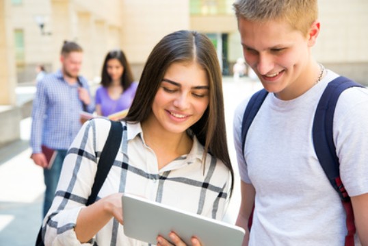 einige Schüler im Gespräch