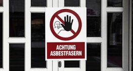 An einer Tür hängt das Schild 