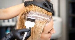 Einer Person wird der Haaransatz blondiert