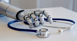 Eine Roboterhand hält eine Stethoskop in der Hand