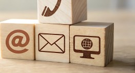 Mehrere Bausteine mit unterschiedlichen Icons für E-Mail, Post und Telefon werden übereinander gestapelt.