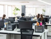 Großraumbüro mit mehreren Arbeitsplätzen.