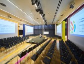 Bild von einer Konferenzhalle.
