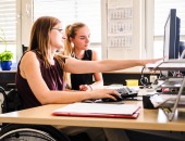 Bild von zwei Personen, die gemeinsam auf einen Computer-Bildschirm schauen.