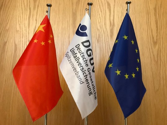 Foto der Flaggen von China, Europa und der DGUV