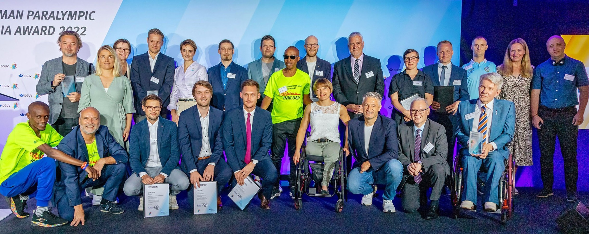 Gewinner, Nominierte und Laudatoren des German Paralympic Media Award 2022 auf der Bühne.