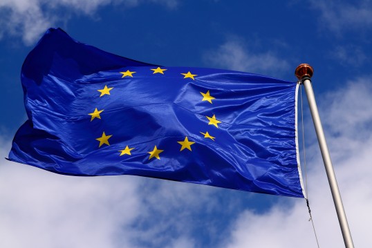 Das Bild zeigt eine flatternde, europäische Flagge.