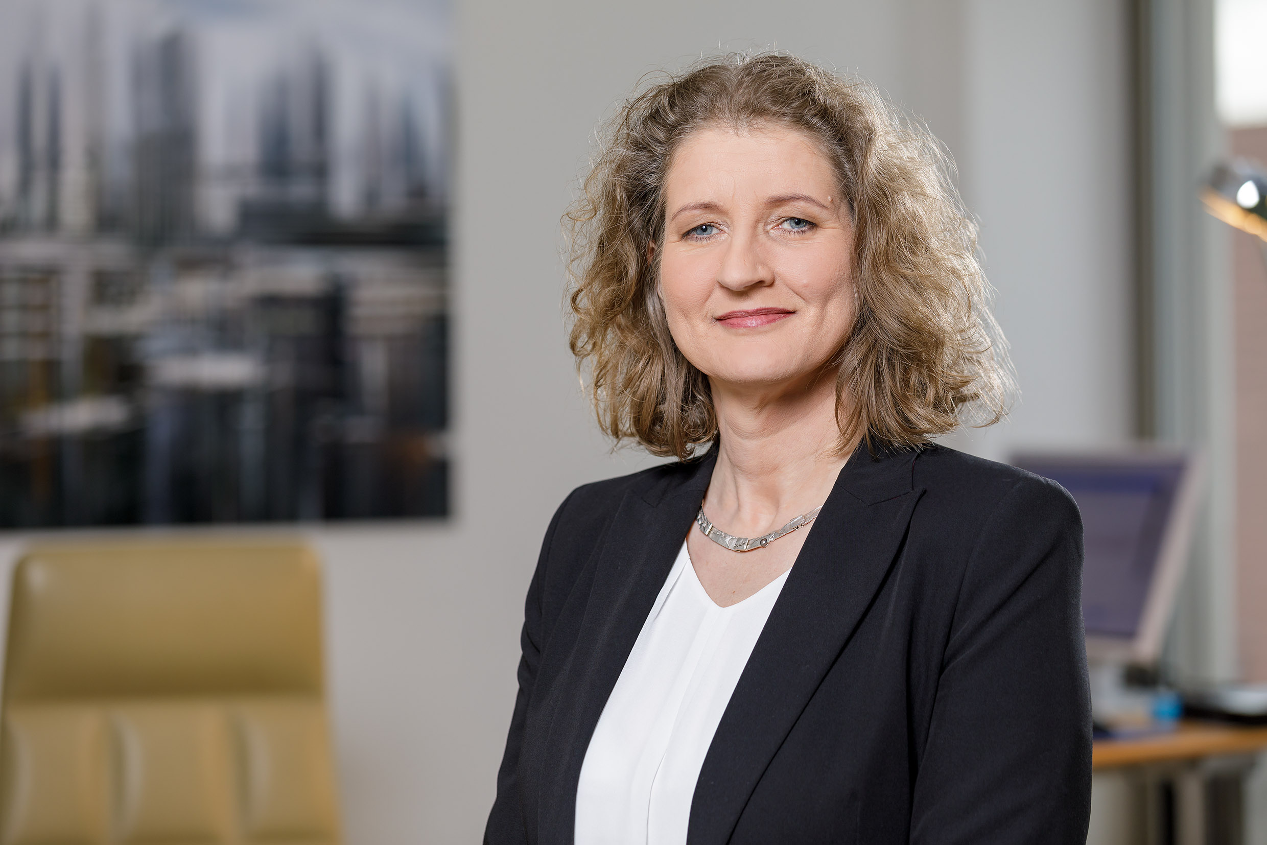 Porträt von Dr. Edlyn Höller, DGUV