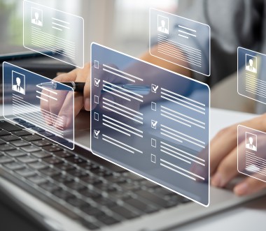 Zu sehen sind Hände eines Mannes beim Tippen am Laptop und eingeblendete Webfenster, die Formulare und persönliche Daten verdeutlichen sollen. Zu sehen sind Hände eines Mannes beim Tippen am Laptop und eingeblendete Webfenster, die Formulare und persönliche Daten verdeutlichen sollen.