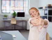 Bild einer Person, die Übungen im Büro macht