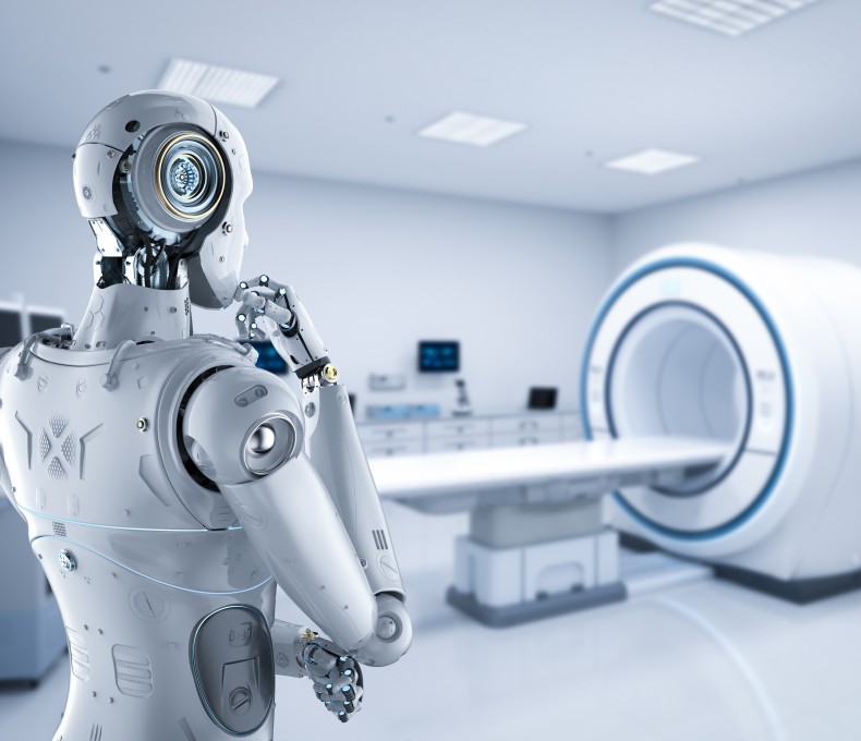Ein menschenähnlicher Roboter steht in einem modernen medizinischen Untersuchungsraum vor einem MRT-Scanner. Der Roboter ist mit silbernen und metallischen Elementen versehen und scheint nachdenklich, indem er seine rechte Hand an sein Kinn legt. Der Raum ist hell beleuchtet, minimalistisch gestaltet und mit medizinischen Geräten ausgestattet. Die Szene deutet auf eine futuristische Umgebung hin, in der Künstliche Intelligenz und Robotik in der Medizin verwendet werden könnten. Ein menschenähnlicher Roboter steht in einem modernen medizinischen Untersuchungsraum vor einem MRT-Scanner. Der Roboter ist mit silbernen und metallischen Elementen versehen und scheint nachdenklich, indem er seine rechte Hand an sein Kinn legt. Der Raum ist hell beleuchtet, minimalistisch gestaltet und mit medizinischen Geräten ausgestattet. Die Szene deutet auf eine futuristische Umgebung hin, in der Künstliche Intelligenz und Robotik in der Medizin verwendet werden könnten.